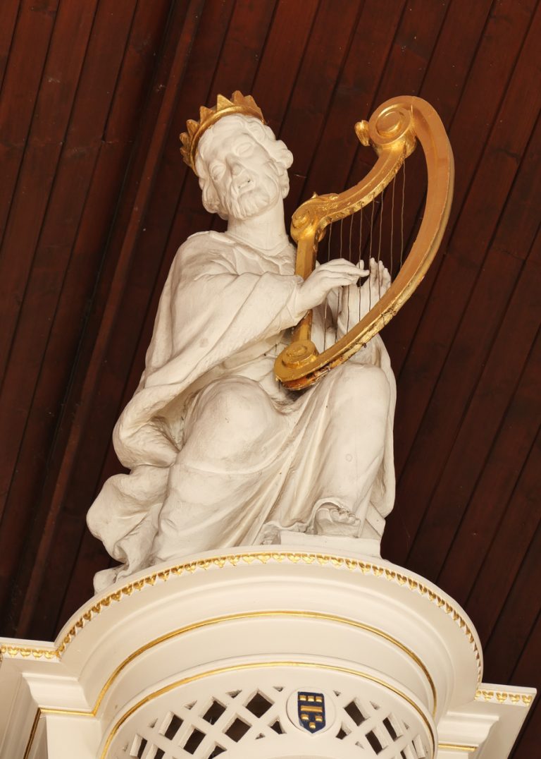 Middelste beeld op orgel